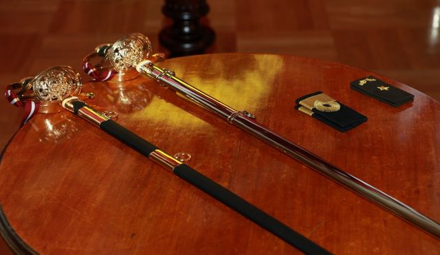 Ņemot vērā pietiekamus krājumus, aizsardzības resors jaunu zobenu iepirkumu tomēr nerīkos