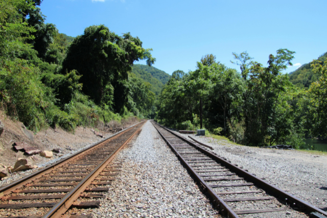 Parakstīts 295,5 miljonu eiro ES finansējuma līgums Rail Baltica projekta attīstībai Baltijā